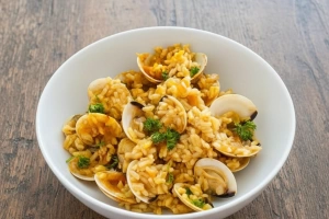 Delicioso plato de arroz con almejas recién servido