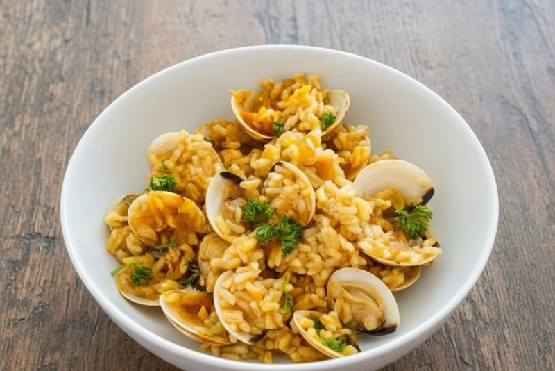 Delicioso plato de arroz con almejas recién servido