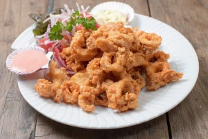 Delicioso chicharrón de calamar crujiente y dorado