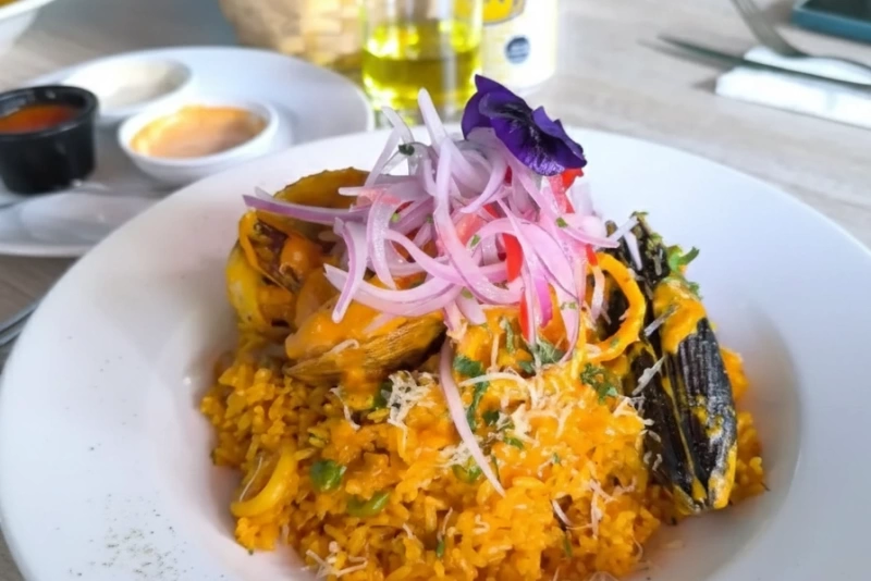 Arroz con mejillones servido en una paellera tradicional