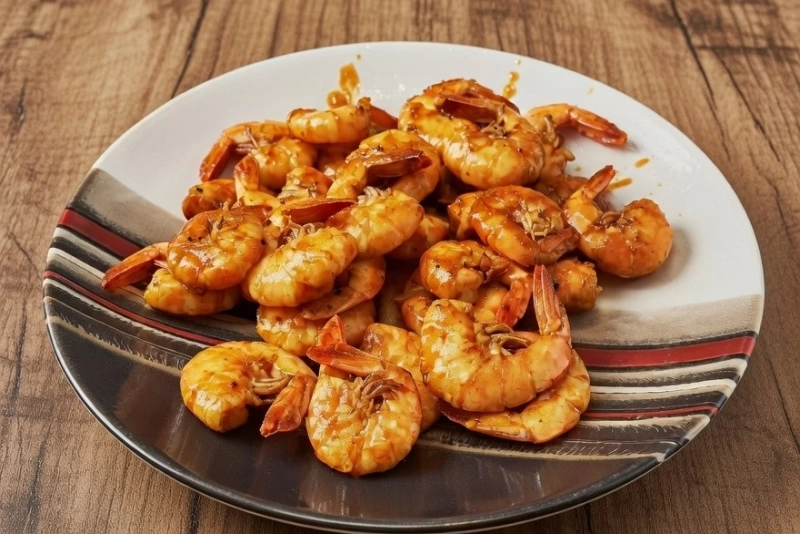 Camarones a la diabla picantes y jugosos en plato blanco