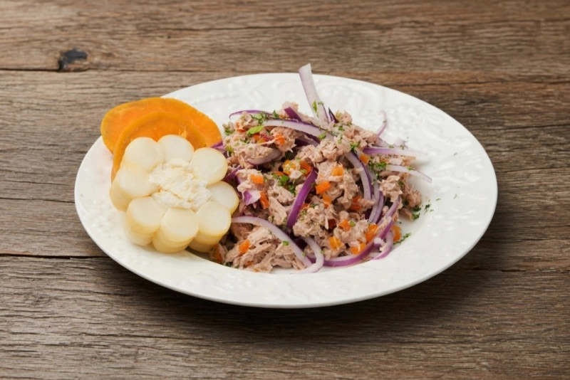 Ceviche de atún fresco con limón y cilantro vibrante