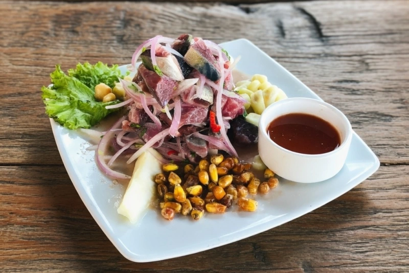 Ceviche de caballa fresco y delicioso en plato peruano