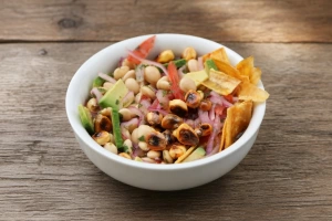 Delicioso ceviche de chochos con maíz y cebolla roja