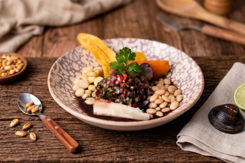 Ceviche de conchas negras fresco y lleno de sabor peruano