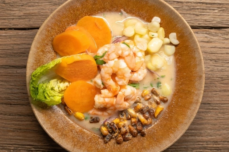 Delicioso ceviche de langostinos frescos marinado en limón con cebolla roja y ají limo.