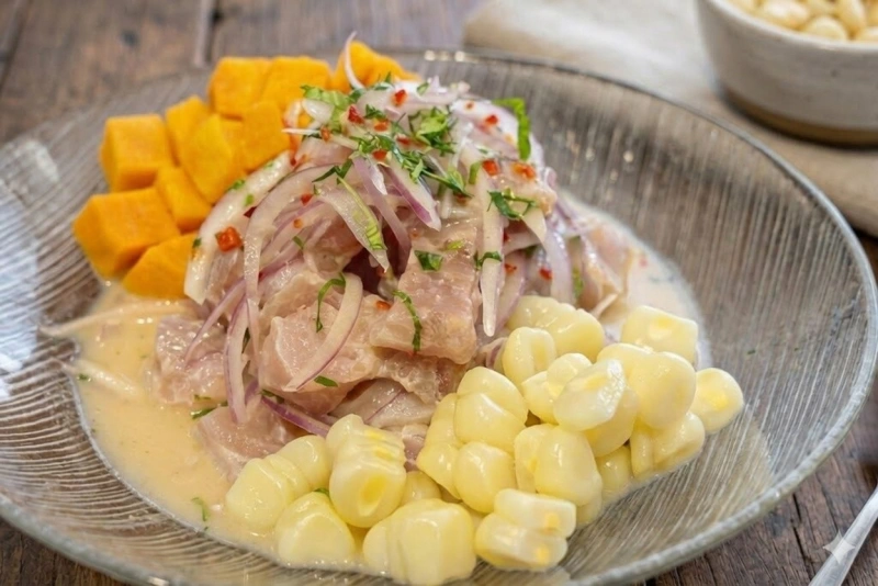 Ceviche de lisa fresco con limón y cebolla roja