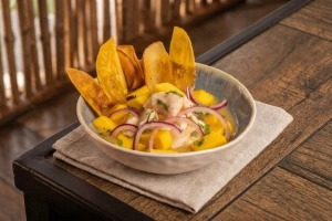 Ceviche de mango fresco y colorido en un tazón blanco