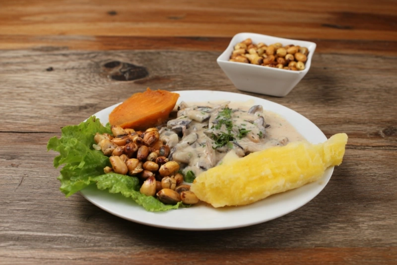 Plato de ceviche de maruchas frescas con cebolla roja, ají limo y cilantro, estilo peruano.