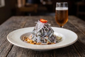 Delicioso ceviche de pejerrey fresco y colorido