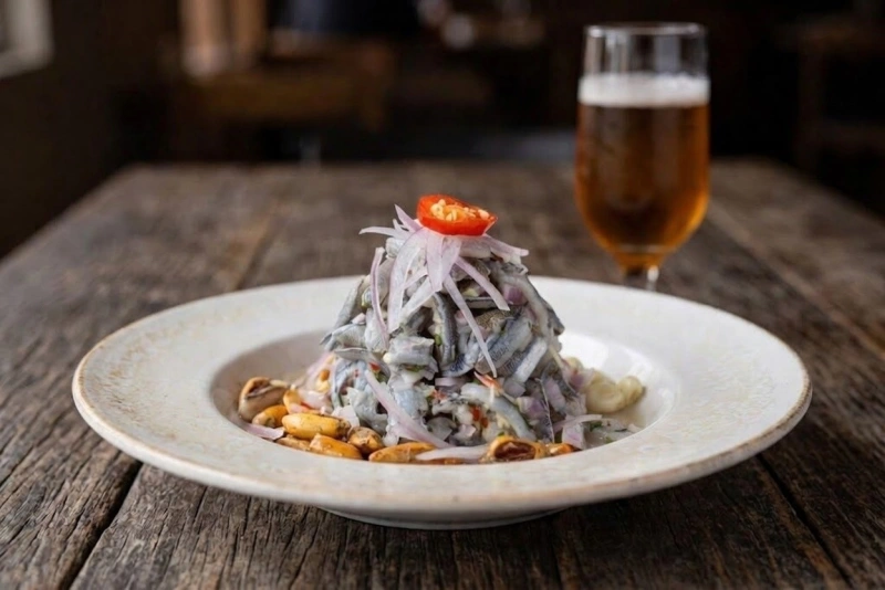 Delicioso ceviche de pejerrey fresco y colorido