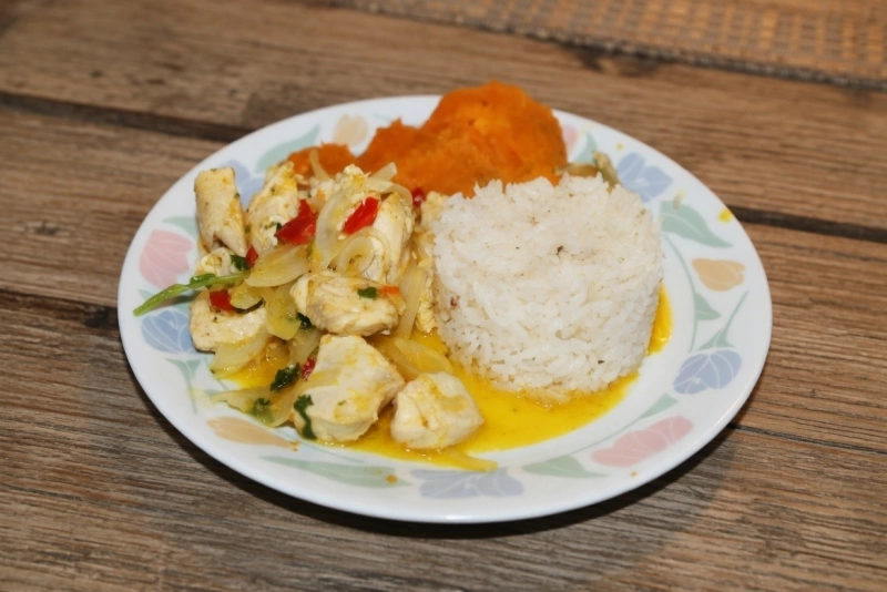 Plato de ceviche de pollo con maíz y cebolla morada