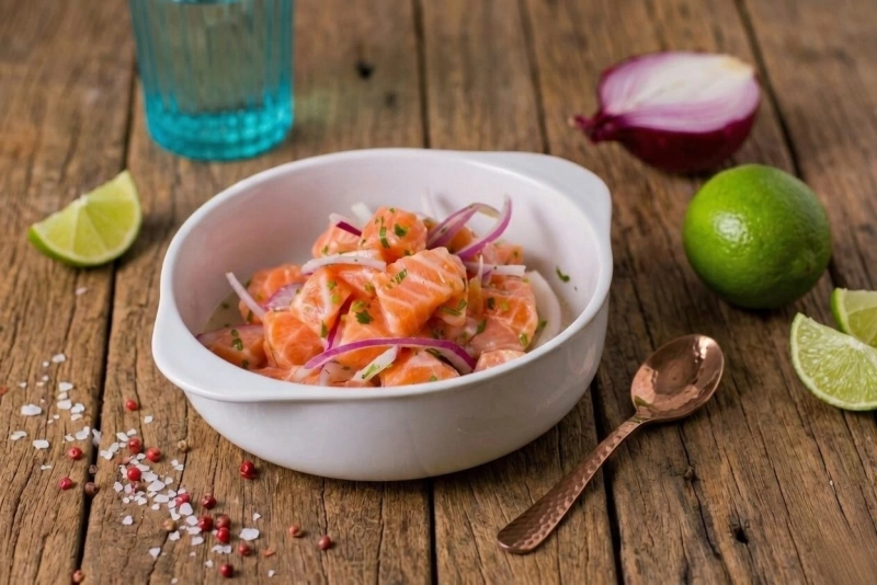 Ceviche de salmón fresco y colorido en un plato blanco