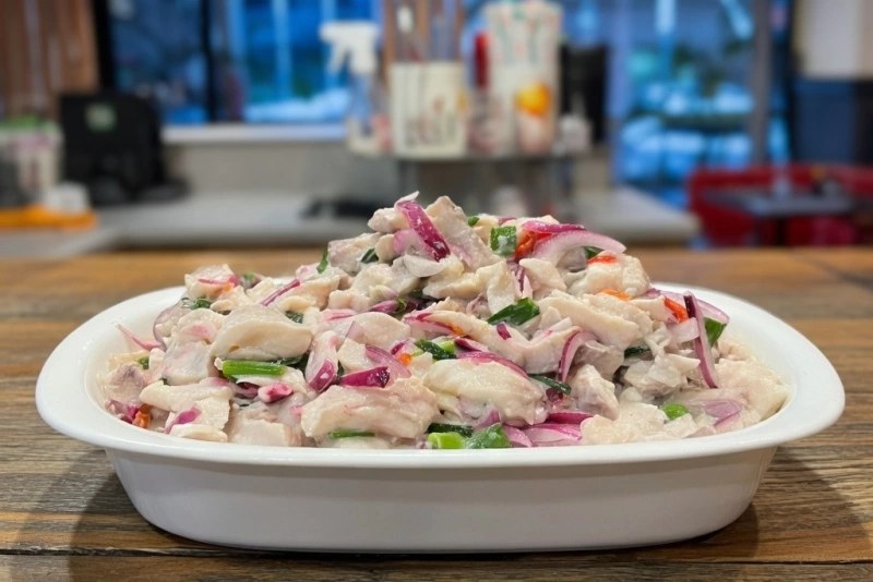 Ceviche de tilapia fresco con cebolla y limón