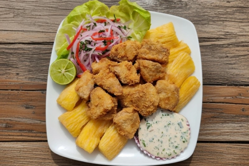 Delicioso chicharrón de pescado crujiente y dorado