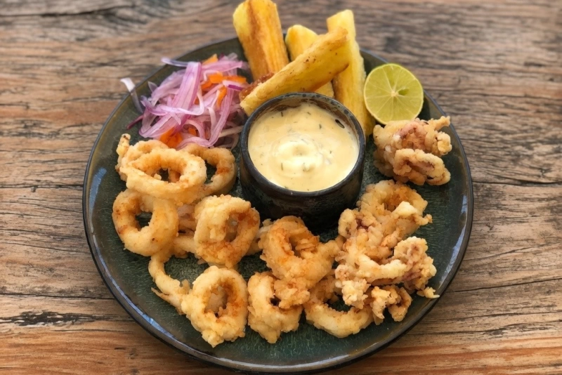 Ceviche fresco y chicharrón crujiente de pota peruana