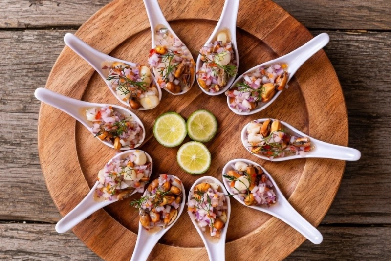 Choritos a la chalaca frescos y llenos de sabor peruano