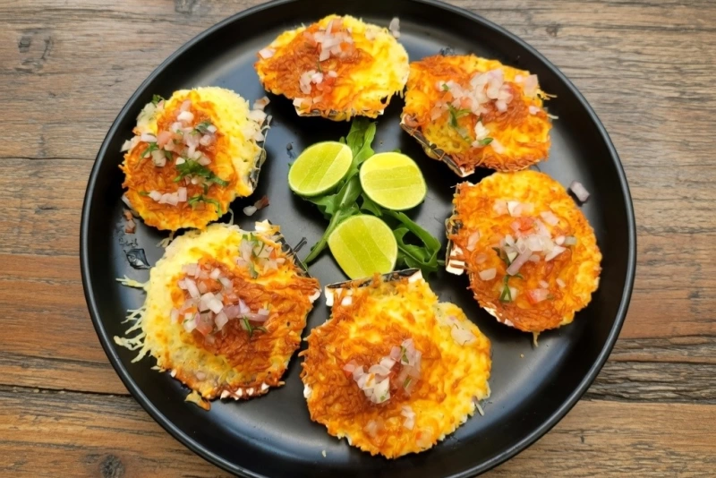 Deliciosas conchitas a la parmesana recién horneadas