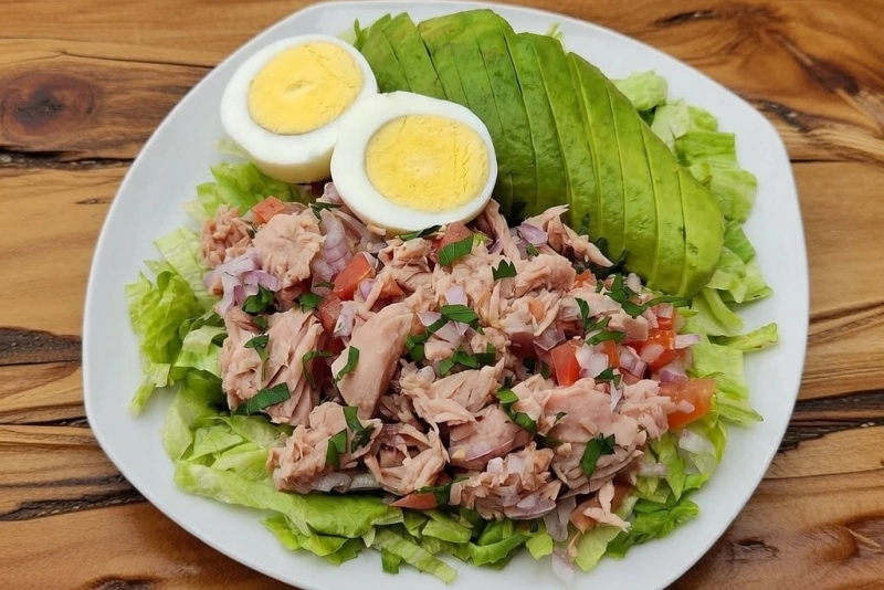 Ensalada de atún fresca y colorida con verduras variadas