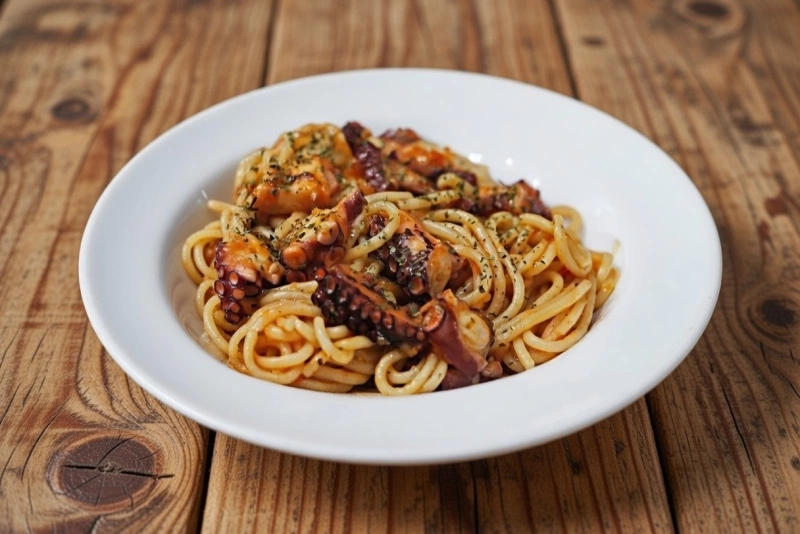 Plato de espaguetis con pulpo y salsa de tomate casera