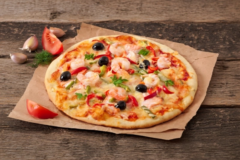 Deliciosa pizza de camarones recién horneada y dorada
