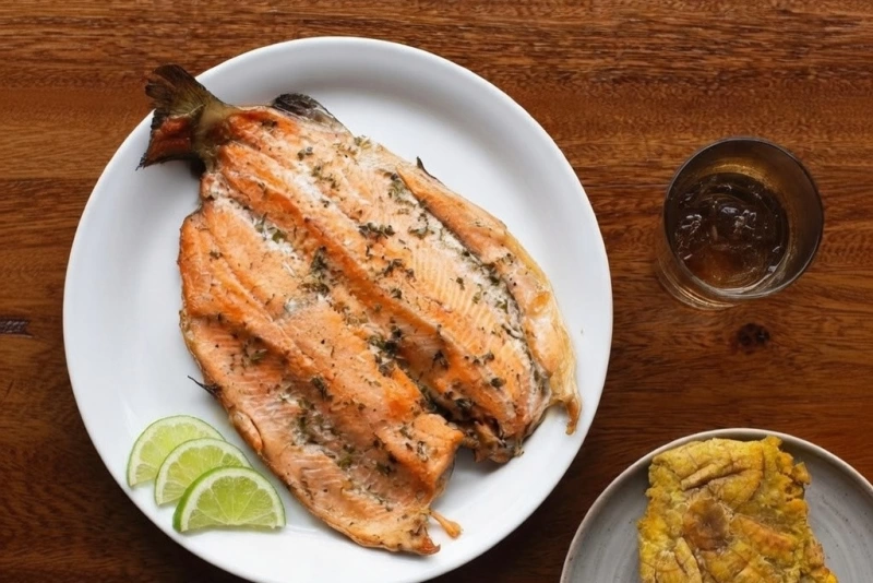Trucha al horno dorada y jugosa con hierbas aromáticas