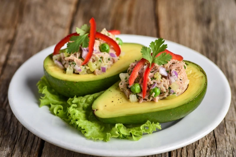Palta rellena con atún fresca y deliciosa lista para servir