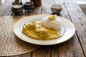 Delicioso ají de atún servido en un plato hondo blanco