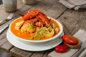Delicioso chupe de camarones arequipeño en suculento plato