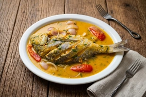 Delicioso chupe de pescado servido en un plato hondo blanco