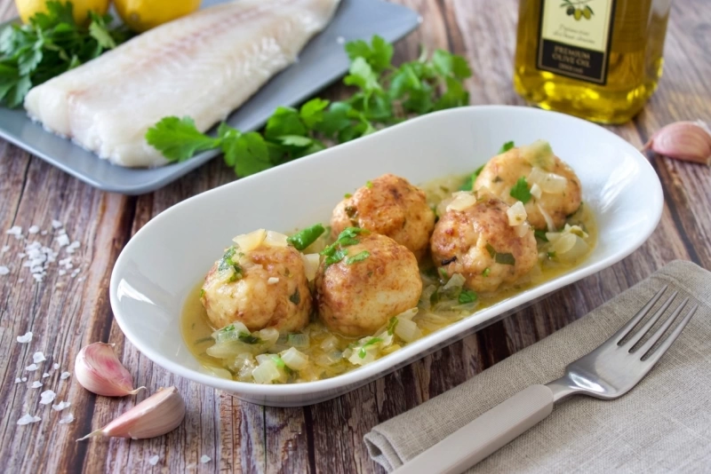 Albóndigas de merluza en salsa lista para disfrutar