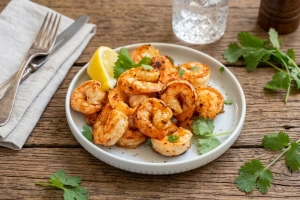Camarones dorados en mantequilla con ajo y perejil