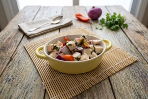 Ceviche de jibia fresco con limón y cilantro