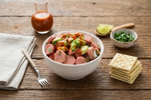 Ceviche de salchicha fresco y colorido en un plato blanco