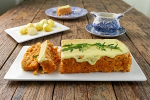 Delicioso pastel de pescado dorado y crujiente al horno