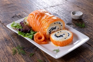 Delicioso pastel de salmón ahumado con eneldo y limón