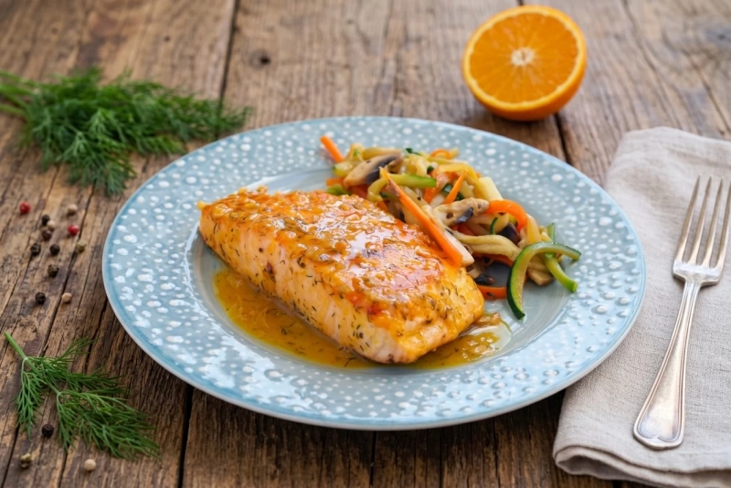 Salmón a la naranja con rodajas frescas y glaseado brillante