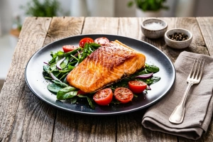 Delicioso salmón a la plancha con guarnición de verduras