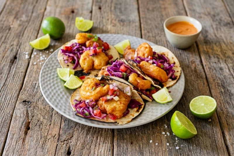 Tacos de camarones empanizados con salsa y guarnición