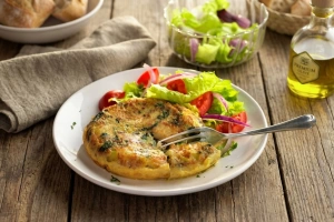 Deliciosa tortilla de bacalao dorada y esponjosa