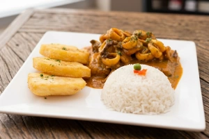 Delicioso pescado a lo macho con mariscos y salsa picante