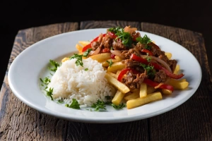 Delicioso saltadito de atún con vegetales frescos