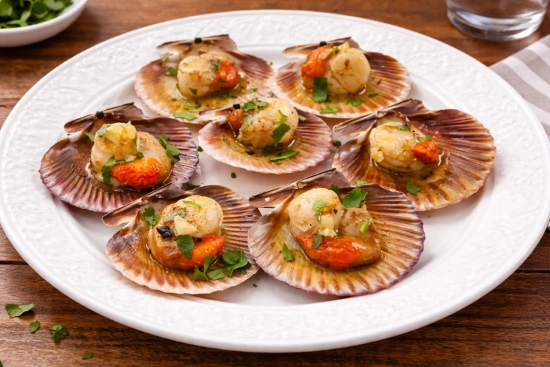 Zamburiñas a la plancha con ajo y perejil fresco