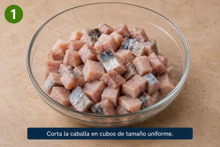 Ceviche de caballa peruano preparado con pescado fresco, cebolla roja y limón