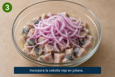 Ceviche de caballa peruano preparado con pescado fresco, cebolla roja y limón