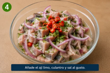 Ceviche de caballa peruano preparado con pescado fresco, cebolla roja y limón