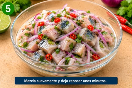 Ceviche de caballa peruano preparado con pescado fresco, cebolla roja y limón